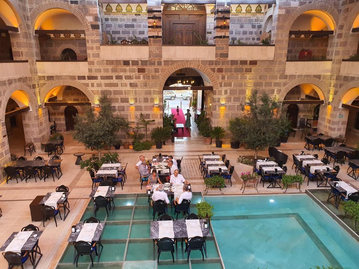 Cesme Kanuni Kervansaray Historical Hotel Bagian luar foto