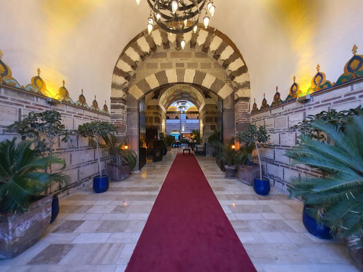 Cesme Kanuni Kervansaray Historical Hotel Bagian luar foto