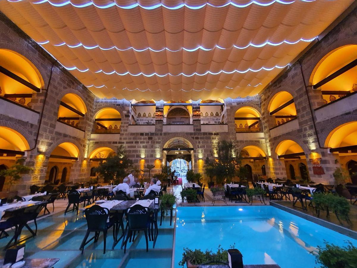Cesme Kanuni Kervansaray Historical Hotel Bagian luar foto
