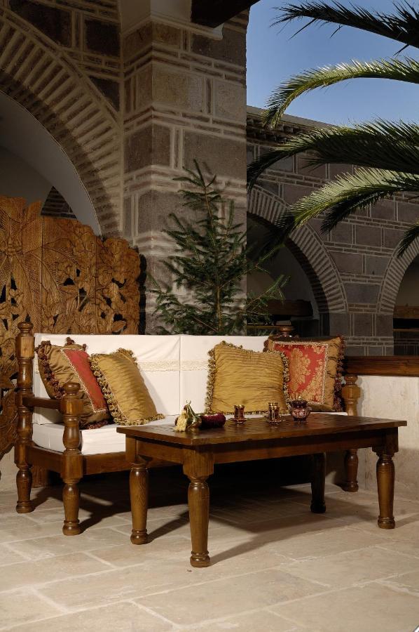 Cesme Kanuni Kervansaray Historical Hotel Bagian luar foto