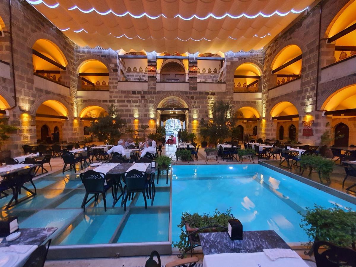 Cesme Kanuni Kervansaray Historical Hotel Bagian luar foto