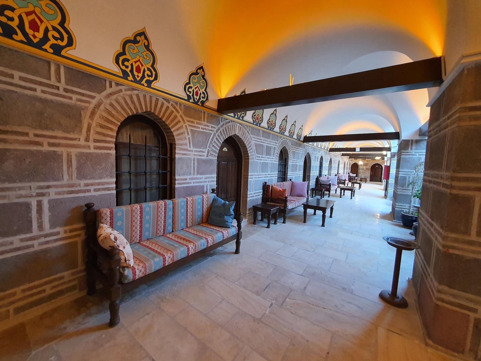 Cesme Kanuni Kervansaray Historical Hotel Bagian luar foto