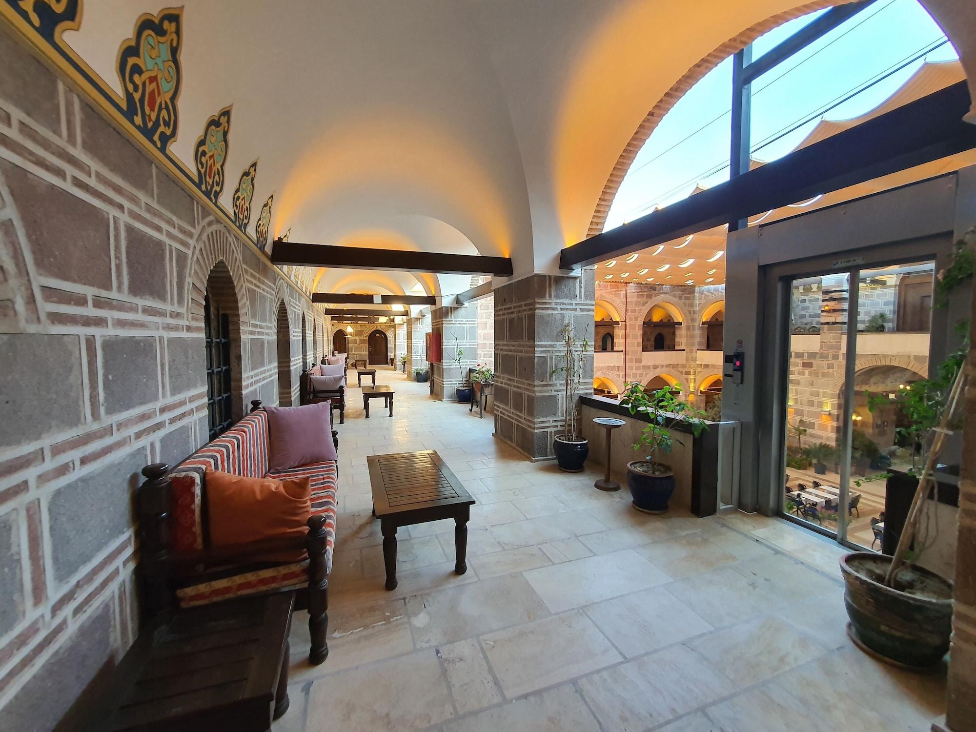 Cesme Kanuni Kervansaray Historical Hotel Bagian luar foto
