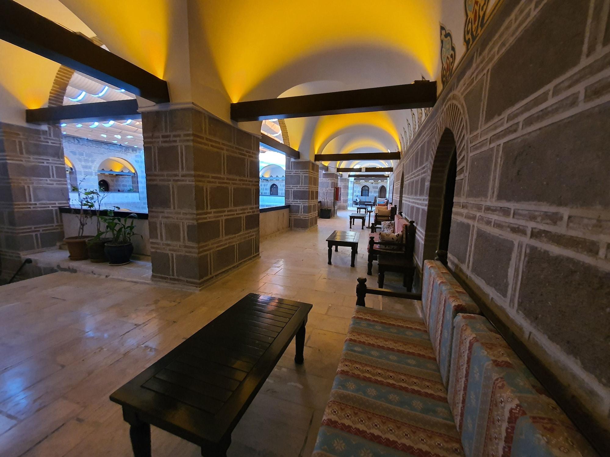 Cesme Kanuni Kervansaray Historical Hotel Bagian luar foto