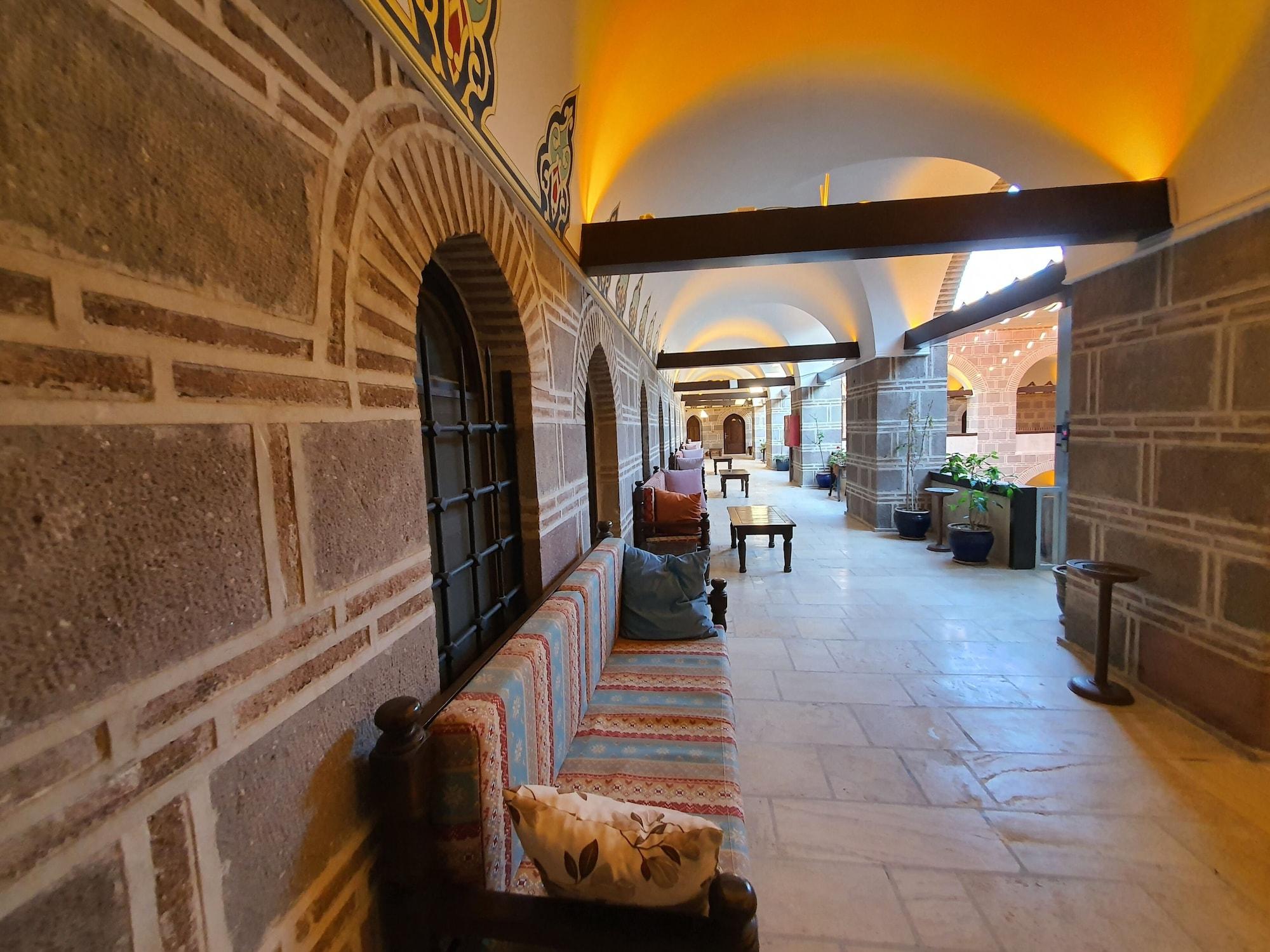 Cesme Kanuni Kervansaray Historical Hotel Bagian luar foto
