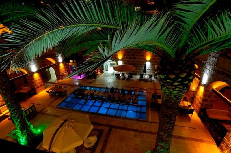 Cesme Kanuni Kervansaray Historical Hotel Bagian luar foto