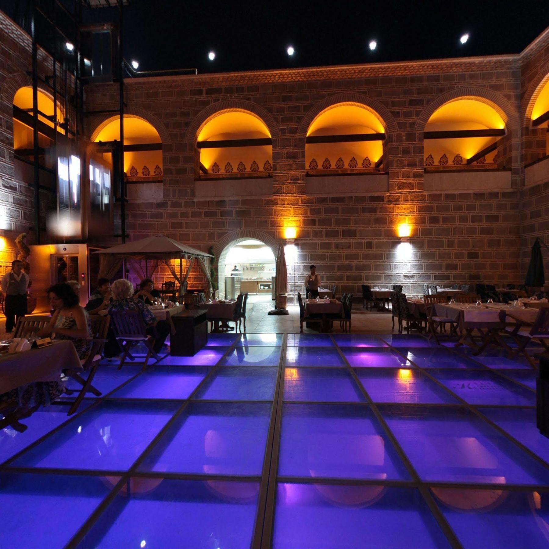 Cesme Kanuni Kervansaray Historical Hotel Bagian luar foto