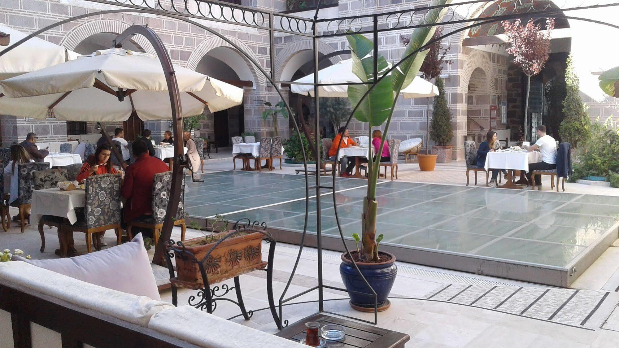 Cesme Kanuni Kervansaray Historical Hotel Bagian luar foto