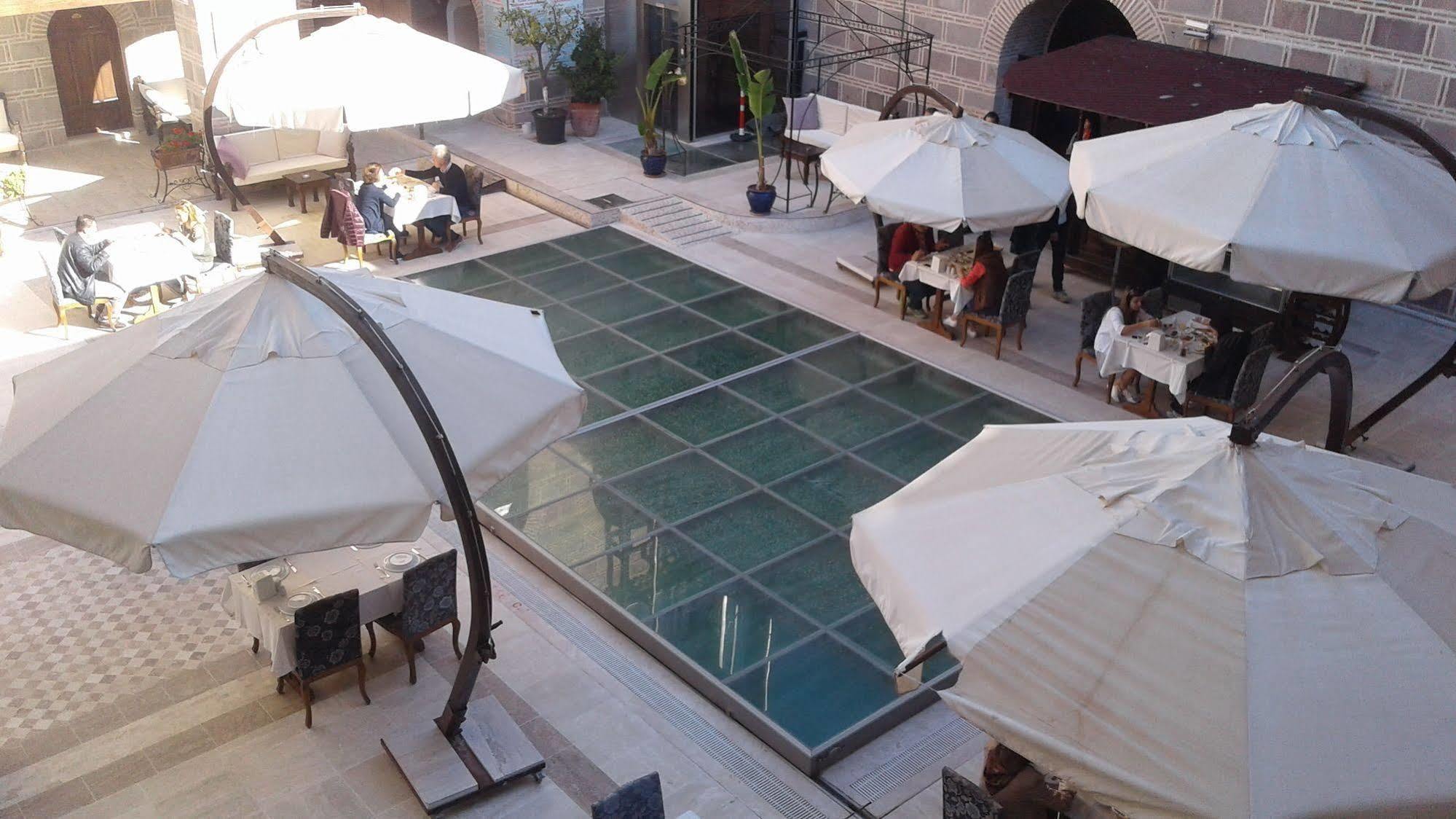 Cesme Kanuni Kervansaray Historical Hotel Bagian luar foto