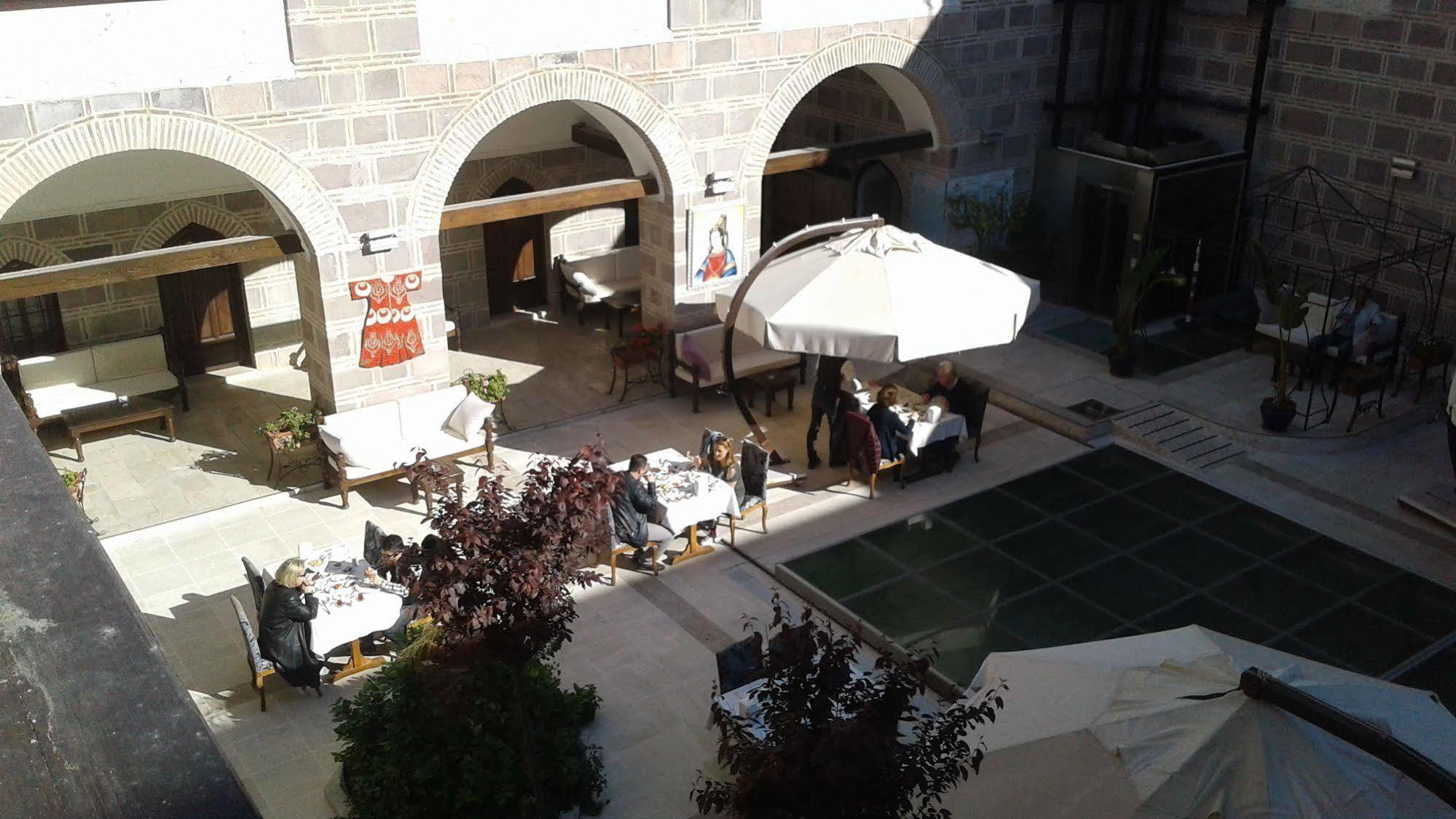 Cesme Kanuni Kervansaray Historical Hotel Bagian luar foto